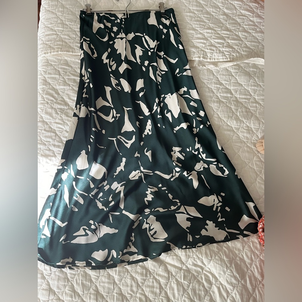 Gilli Green & White Abstract Silk Slip Skirt /Christmas